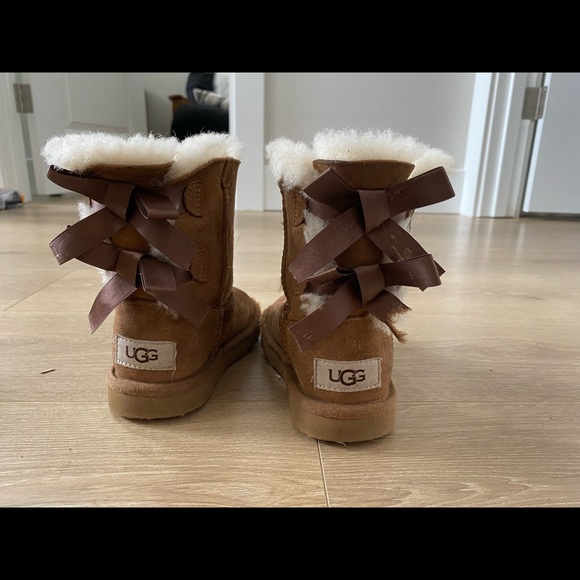 Toddler Bailey Bow UGGS - Picture 2 of 5